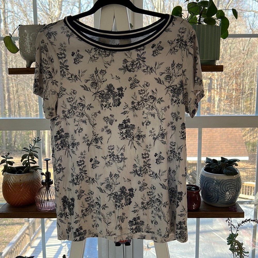American Eagle Soft and Sexy white and navy blue floral T-shirt